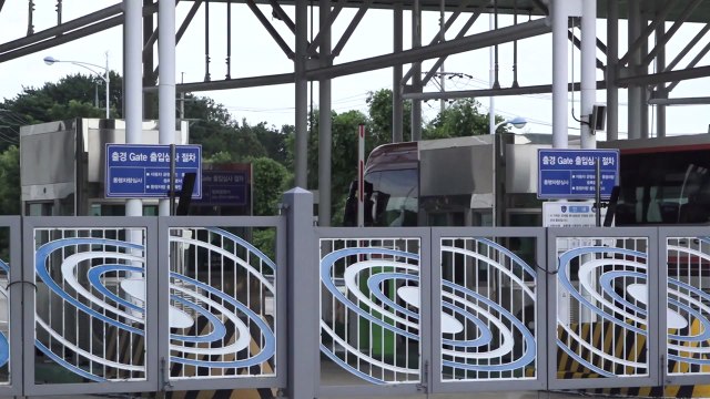 이산가족 단체상봉 시작...68년 만에 혈육 재회 / YTN