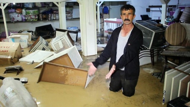 Araçlar sulara gömüldü, esnaf dükkanlarını kurtarmak için zamanla yarıştı