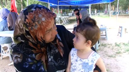 Hiç görmediği şehit babasıyla mezarda bayramlaştı