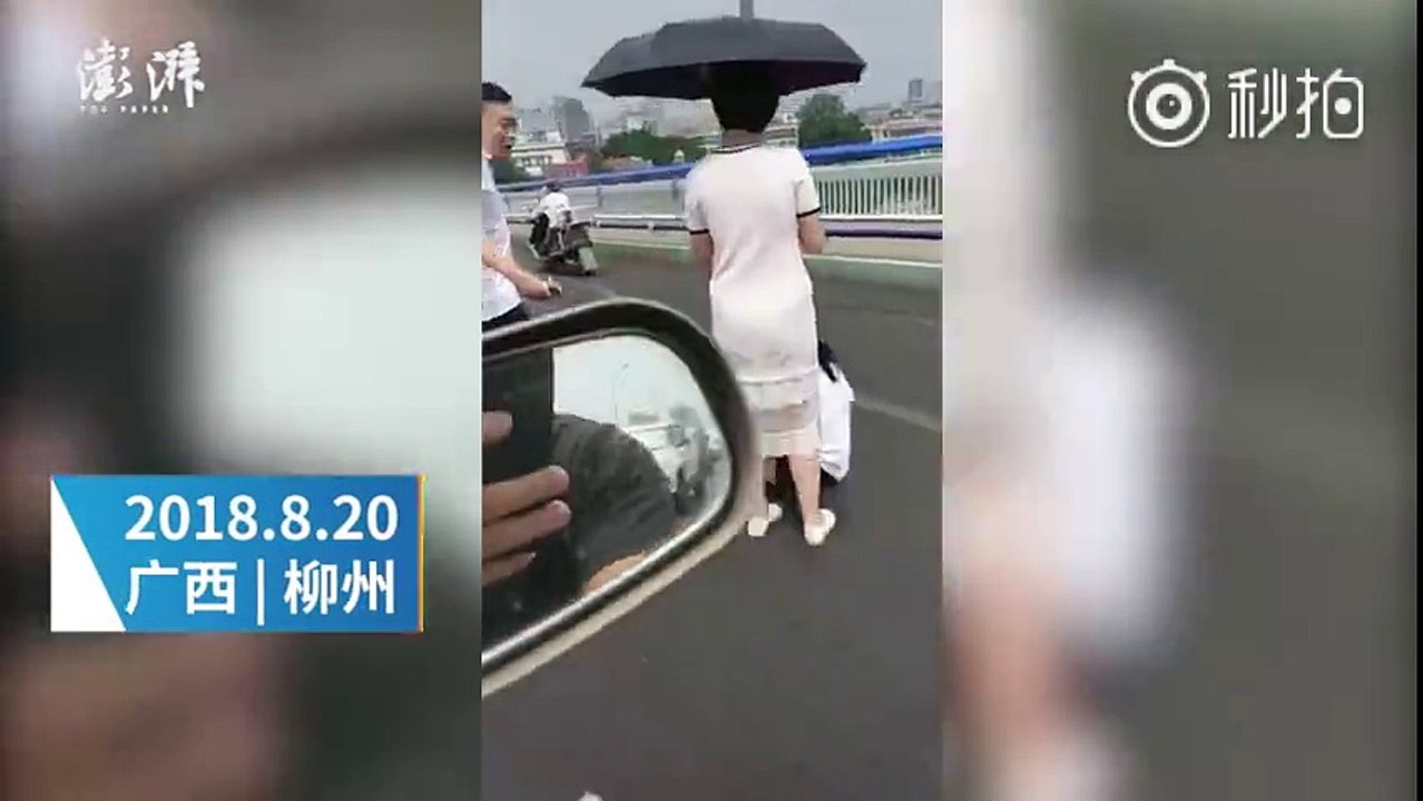 男子连撞多车后下车捅人