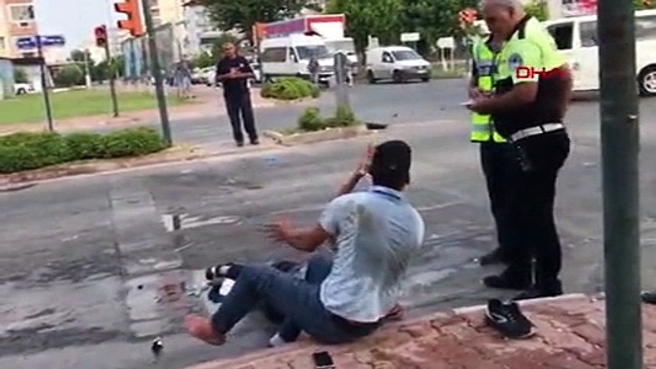 Trafik kazasına müdahale etmeye giden ambulans ekibi yardım etmek istediği yaralının saldırısına uğradı