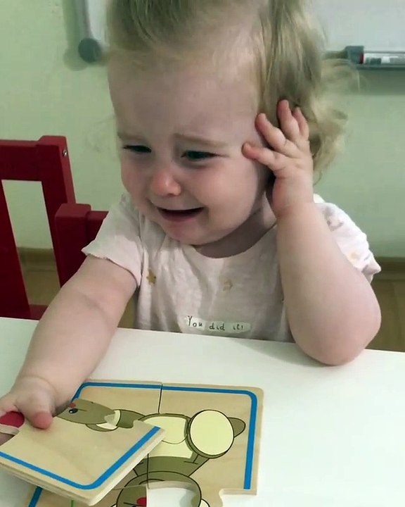 Hilarant : elle n'arrive pas à faire le puzzle et finit par tricher !
