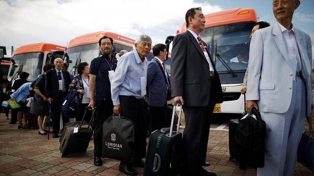 Lágrimas e emoção no encontro de famílias coreanas separadas pela guerra
