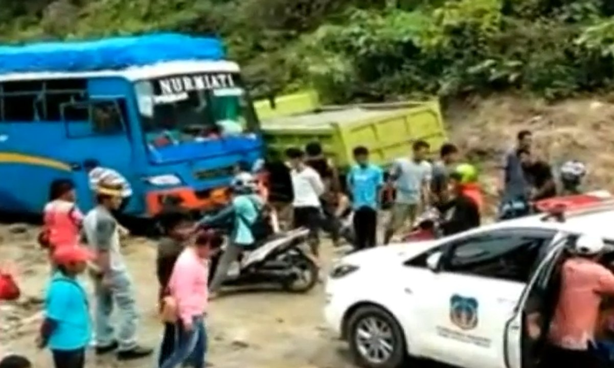 Lalu Lintas Macet AKibat Jalur Trans Sulawesi Ambles