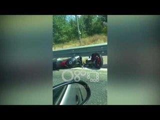 Ora News - Aksident në Bushati, makina u përplas me motorin që drejtohej nga një grua.