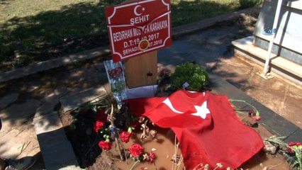 PKK'nın yola döşediği patlayıcı ile şehit düşen bebek ve annesinin mezarında hüzünlü arefe