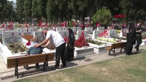 İstanbul Edirnekapı Şehitliği Ziyaretçi Akınına Uğradı