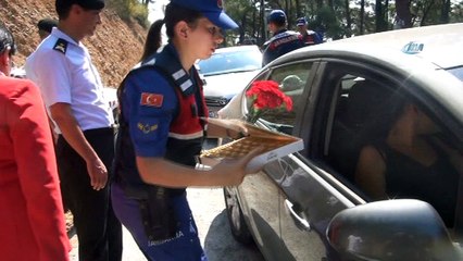 Sürücüye kırmızı karanfil, çocuklara kırmızı düdük