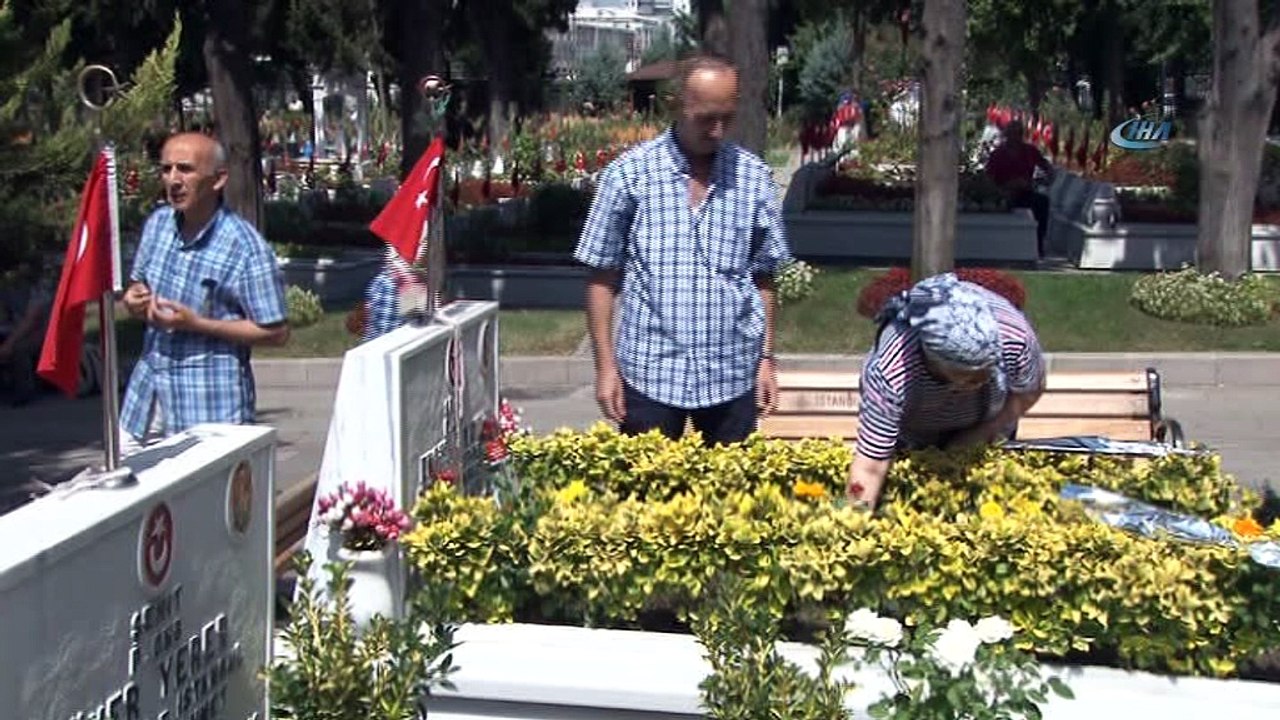 Şehitlikte hüzünlü bayram ziyareti