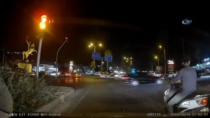 Işık ihlali yapan şahıs motosikletli gençlere böyle çarptı