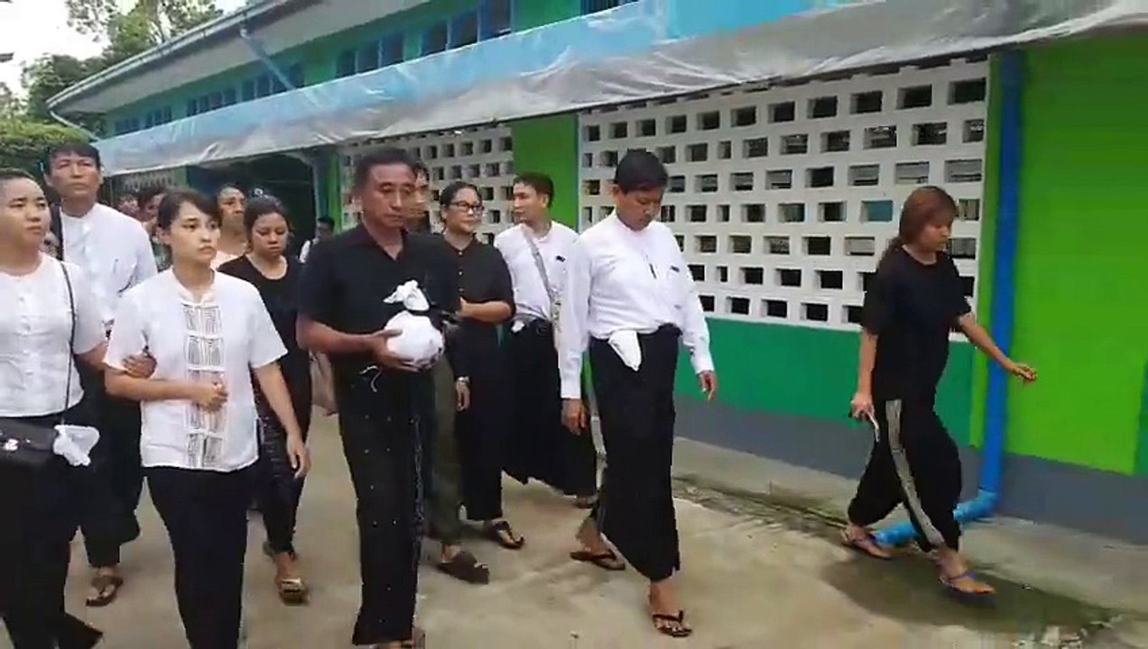 ၈၈ မ်ဳိးဆက္ ၿငိမ္းခ်မ္းေရးႏွင့္ ပြင့္လင္းလူ႔အဖြဲ႔အစည္းက ယာဥ္မေတာ္တဆမႈနဲ႔ ကြယ္လြန္သြားတဲ့ ေဒၚသင္းသင္းေအး (ခ) မမီးမီး ေနာက္ဆုံးခရီး ျမင္ကြင္း ((( တိုက္ရိုက္ထုတ္လႊ