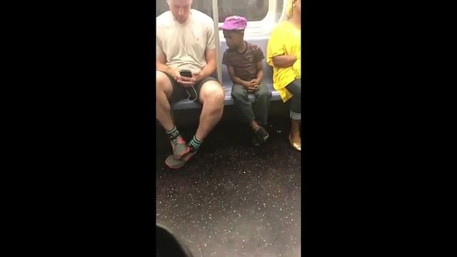 Un homme laisse cet enfant jouer avec son portable dans le métro