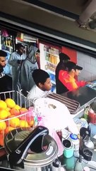 Un pickpocket filmé en train de voler un client dans un super marché !