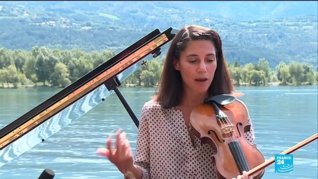 Floating musicians playing an open-air concert on a lake: discover the French music group La Volière!
