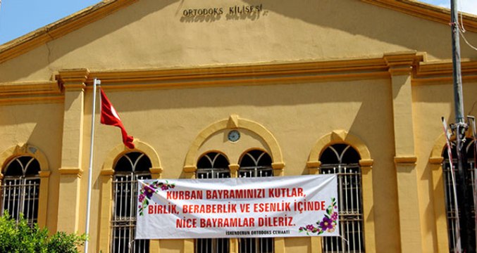 Hatay'da Hristiyanlar, Kurban Bayramı'nı Kutlamak İçin Kiliseye Pankart Astı