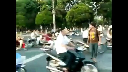 衝撃映像【海外の面白交通事故映像】真っ二つの車