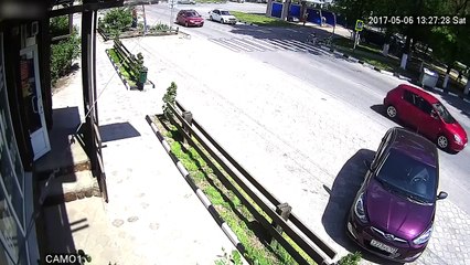 Un motard un enfant en vélo à un passage piéton !