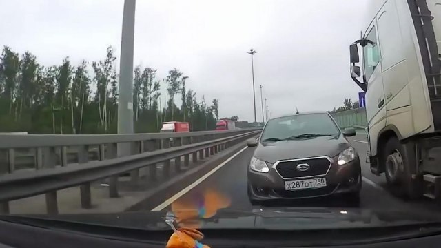 Une voiture se retrouve sur sa voie après un choc avec un camion