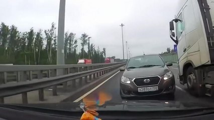 Une voiture se retrouve sur sa voie après un choc avec un camion