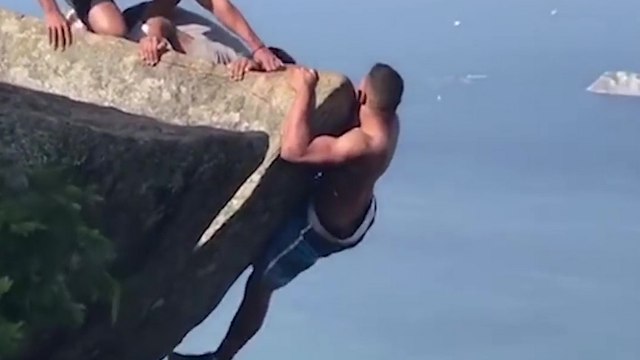 Il veut faire une photo suspendu dans le vide mais n'arrive pas à remonter