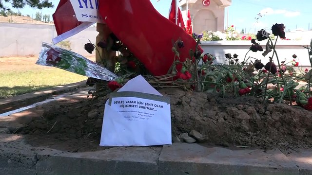 Şehit Nurcan Karakaya ile bebeği Bedirhan'ın mezarına ziyaretçi akını - SİVAS