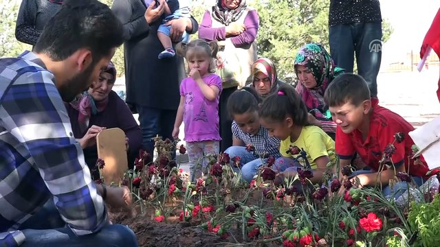 Şehit Nurcan Karakaya ile bebeği Bedirhan'ın mezarına ziyaretçi akını (2) - SİVAS