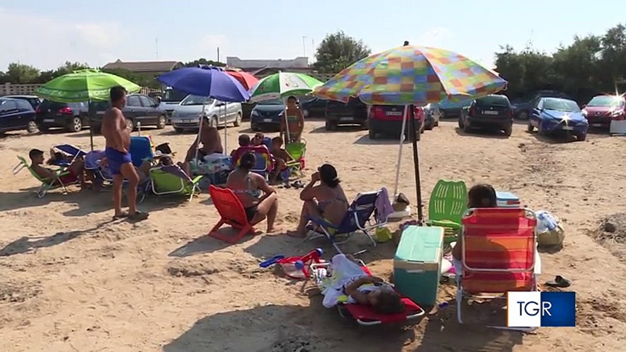 Bagnanti tra i rifiuti a Bari: dopo le segnalazioni arrivano gli interventi
