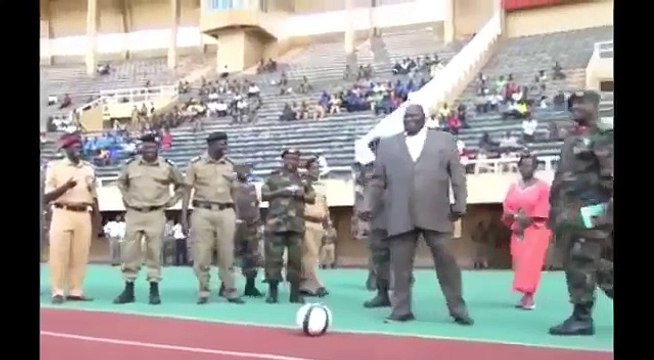 Ouganda : Le Ministre des Sports se ridiculise en ratant son tire au ballon de foot