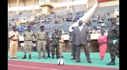 Ouganda : Le Ministre des Sports se ridiculise en ratant son tire au ballon de foot