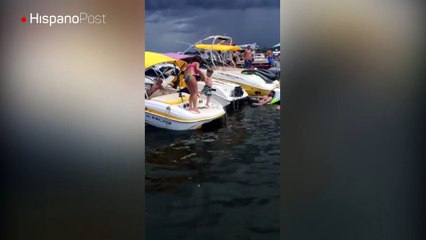 Pequeño causa furor al realizar una improvisada coreografía sobre un bote