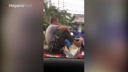 Pillan a un imprudente conduciendo una moto con sus pies