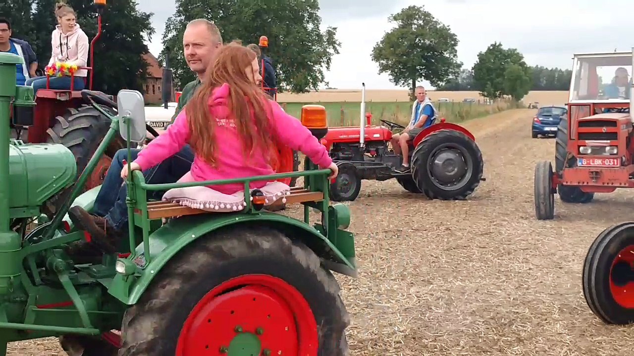 Balade de tracteurs à Frasnes-les-Buissenal