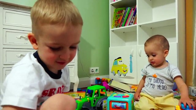 Bad Baby Вредные Детки Уехали на Машине Родителей Шоппинг в магазине игрушек Driving Parents Car