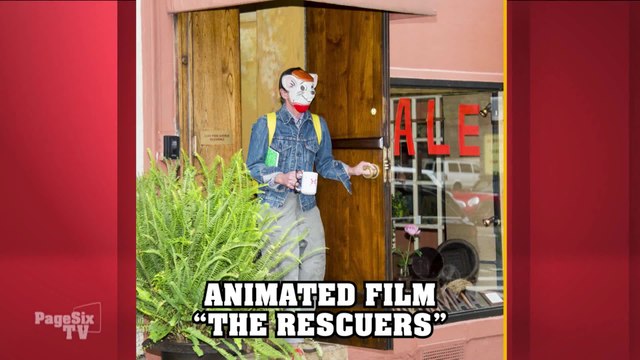 The grieving husband of #KateSpade, Andy Spade, finally broke his silence about his wife's tragic suicide and emerged from his apartment wearing a bizarre mouse mask. #PageSixTV's got the details.