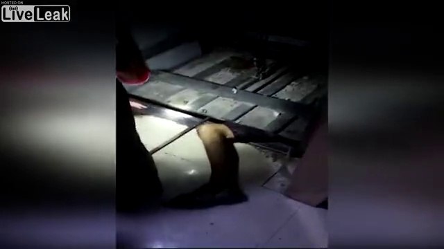 Jambe piégée dans un ascenseur il est libéré à la scie métallique par les pompiers