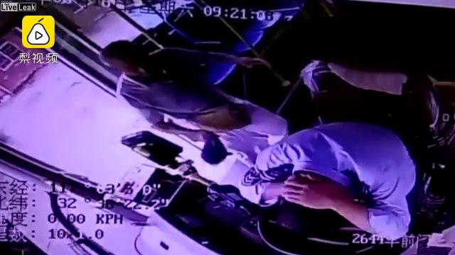 Ce vieux assène des coups de parapluie à son chauffeur de bus en Chine