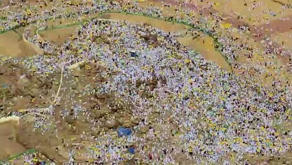 Hajj: images aériennes de pèlerins priant sur le mont Arafat
