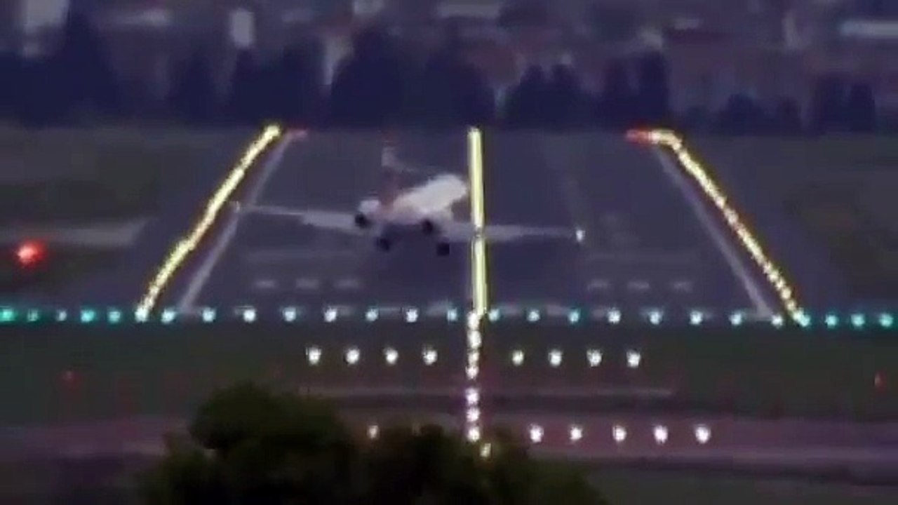 Mad Piloting Landing Skills Through Extremely Windy Weather