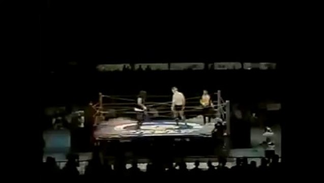 Cactus Jack (Mick Foley) vs. Terry Funk, lucha final del torneo King of the Deatmatches (1995).