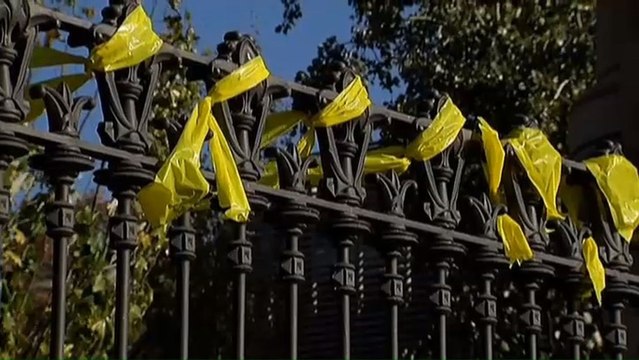 Los Mossos identifican a catorce personas por intentar retirar lazos amarillos.