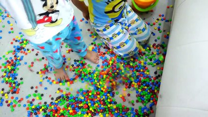 Learn colors with GIANT CANDY LOLLIPOPS Johny Johny Yes Papa _ Kids Won a Lot of
