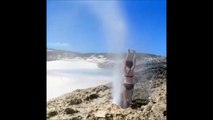 Cette touriste prend sa douche dans un geyser... Puissant