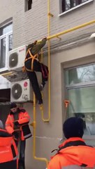 3 ouvriers grimpent à l'echelle et chutent lourdement