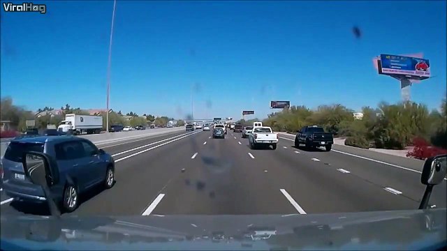 Ce automobiliste tente d'éviter une autre voiture et c'est le drame