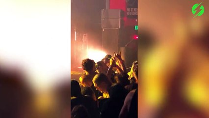 Le chanteur de ce groupe de rock saute dans le public pour cogner un fan