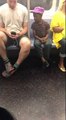 Il laisse un gamin jouer avec son téléphone dans le métro... Sympa