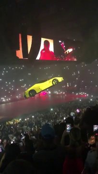 Une Ferrari flotte dans les airs pedant un concert de RAP