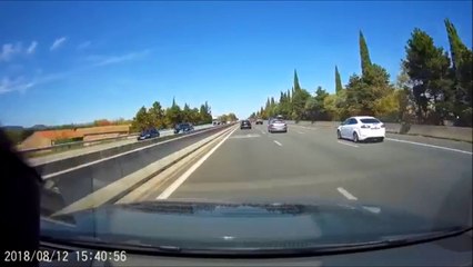 ¡Vaya peligro! Coche completamente parado en la autopista