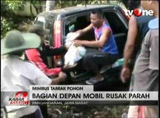Honda CR-V Tabrak Pohon, Seorang Balita Selamat dari Maut