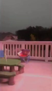 Relámpago cae a pocos metros de esta familia